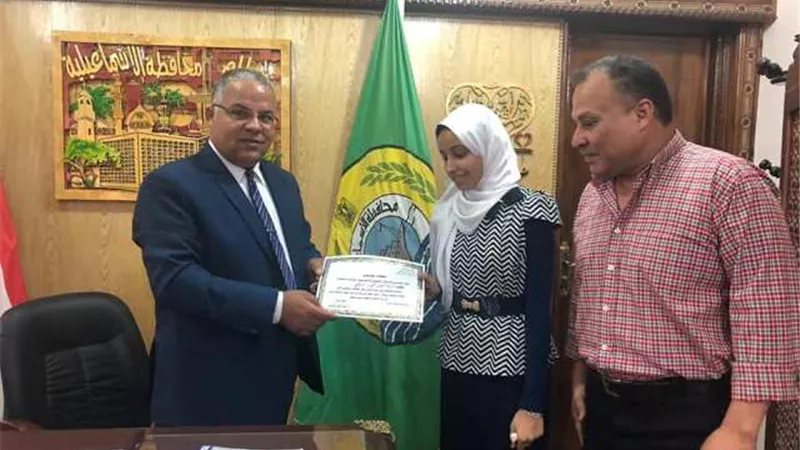 مدير تعليم الإسماعيلية يكرم ثاني الجمهورية في الثانوية العامة ..صور