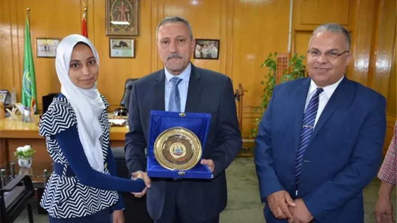 درع محافظة الإسماعيلية هدية لثاني الجمهورية في الثانوية العامة .. صور