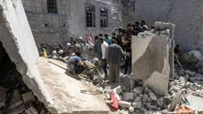 مقتل 10 نازحين بينهم أطفال في غارات على إدلب