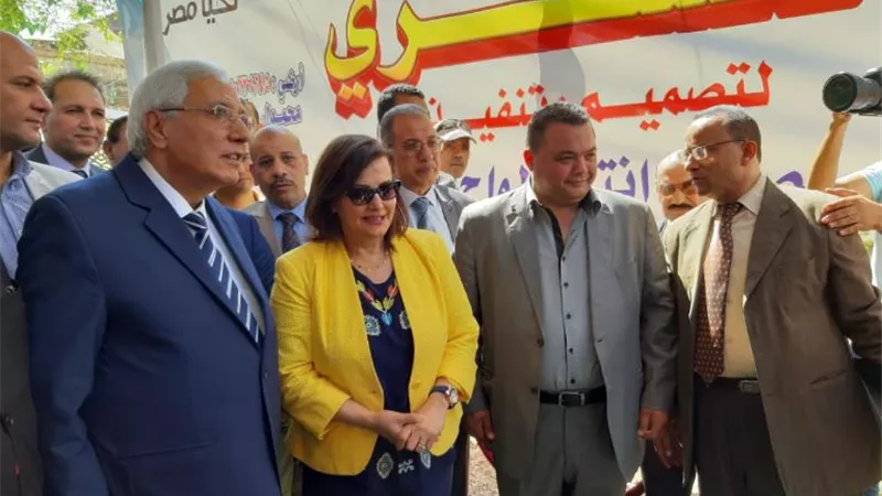 محافظ الدقهلية ونائب وزير الزراعة يفتتحان اول وأكبر مصنع متنقل لانتاج الواح الثلج في العالم
