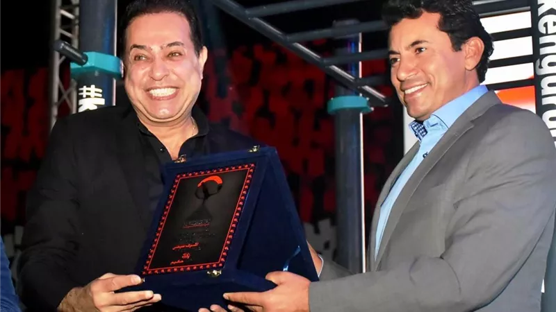 وزير الرياضة يكرم الفنان حكيم في احتفالية اطلاق مبادرة خليك رياضي