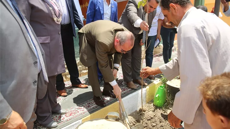 محافظ كفرالشيخ يزرع الأشجار المثمرة بمدرسة الأمل الإعدادية الثانوية الجديدة بالعاقولة بالرياض