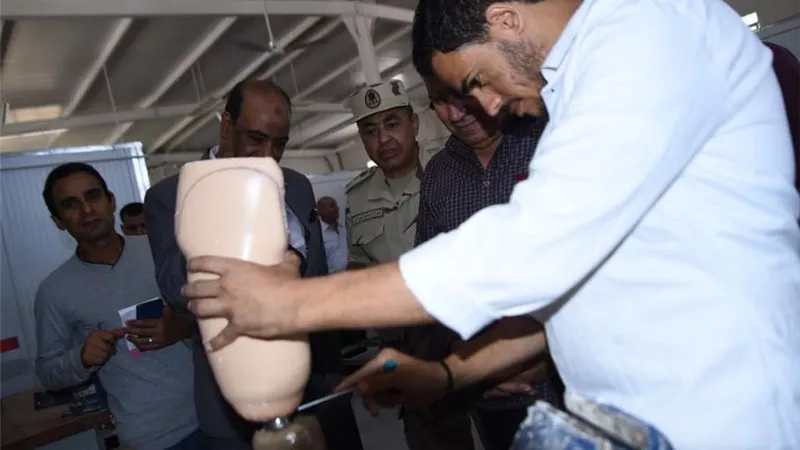محافظ مطروح يتفقد مركز الأطراف الصناعية