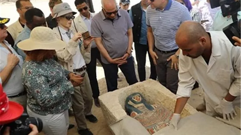 محافظ الجيزة يشارك وزير الاثار في افتتاح هرم سنفرو واكتشاف توابيت اثرية بدهشور