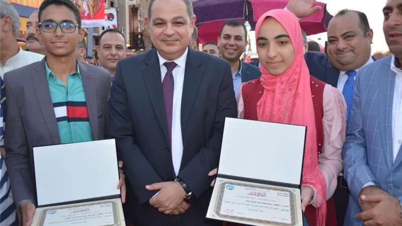 محافظ الغربية .. يكرم أوائل الثانوية العامة والأزهرية أثناء إفتتاحه شارع 306 بطنطا صور