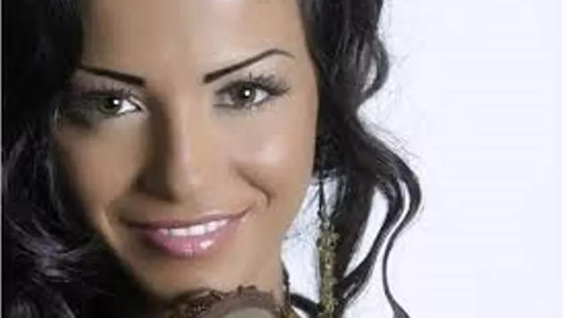 إطلالة جريئة للفنانة دوللى شاهين .. صورة