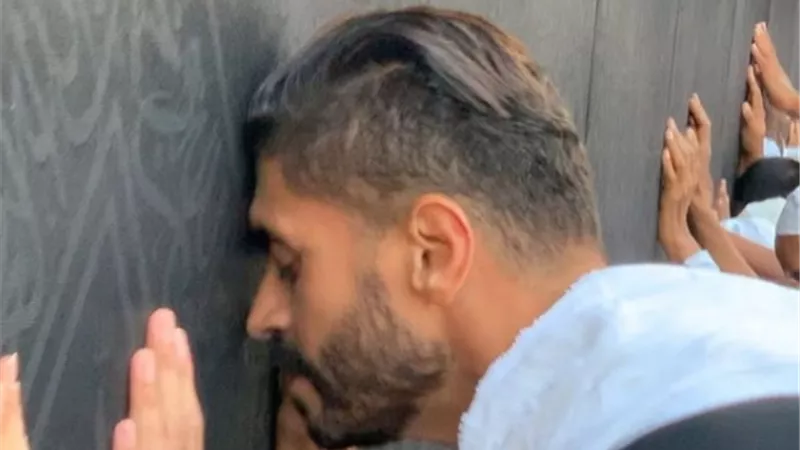 خالد سليم يؤدي مناسك العمرة