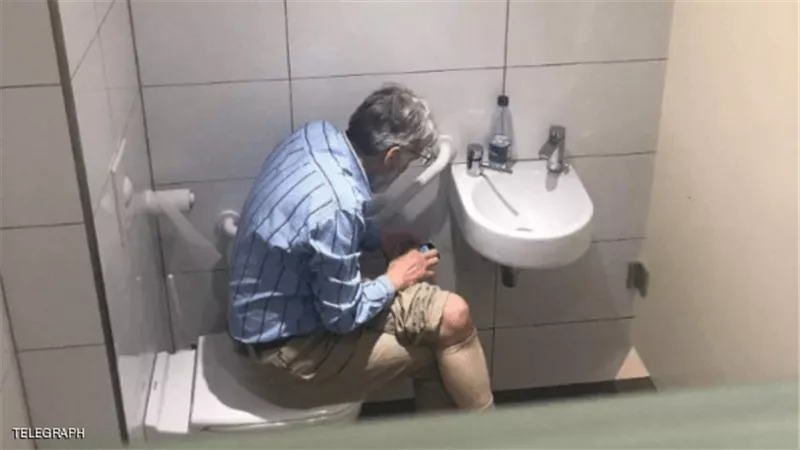 صورة لاعب شطرنج في المرحاض تثير الجدل ... وتهمة الغش تلاحقه