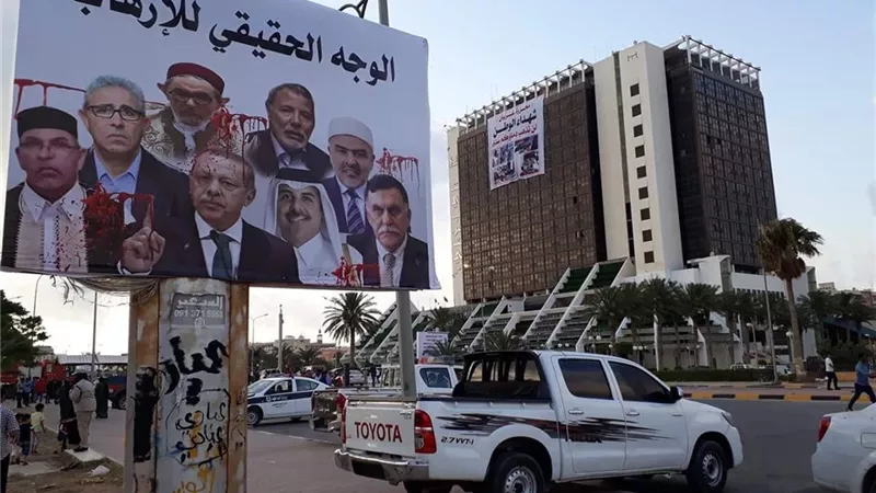 لافتات المتظاهرون تعلن رفضهم للدور السلبي للدوحة وأنقرة فى ليبيا