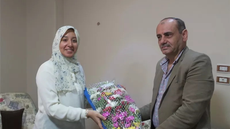 شلتوت يشارك أسرة الطالبة الأولى على الجمهورية في الثانوية العامة فرحتها..صور