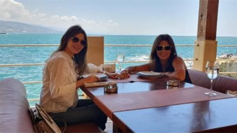 نانسى عجرم تشعل السويشال ميديا بصورة مع والدتها
