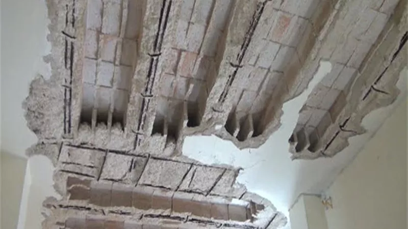 مصرع 3 وإصابة 2 إثر إنهيار سقف غرفة بأكتوبر
