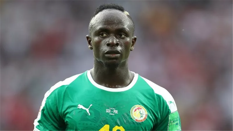 بعد تألقه في بطولة أمم أفريقيا.. ماني ينافس ميسي وفان دايك للفوز بالكرة الذهبية