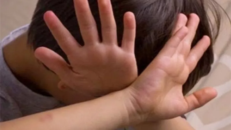 الحبس ٢٠ عاما لمعلمة اعتدت على مراهق جنسيا