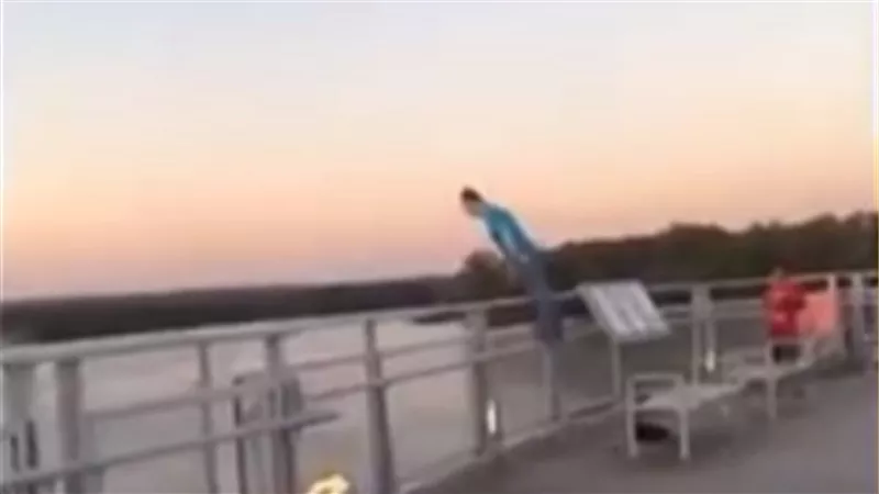 إنقاذ شاب لامرأة حاولت إلقاء نفسها من أعلى جسر بنبراسكا