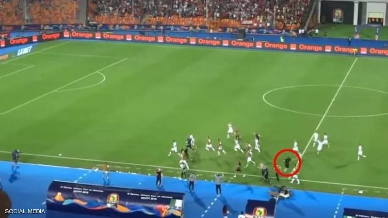 بالصور .. لقطة ذكية من مساعد المدرب الجزائري بعد هدف محرز