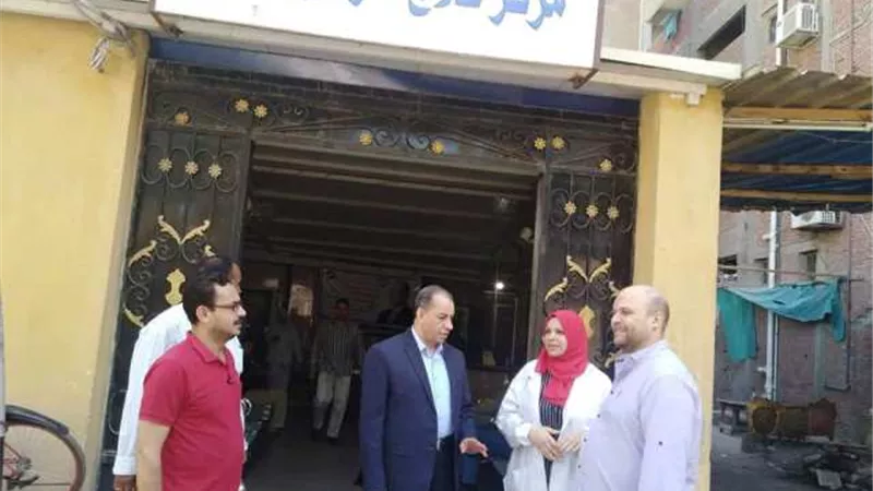 بالصور.. جولة مديرالتأمين الصحى بمركزعلاج امراض الكبد بالزقازيق