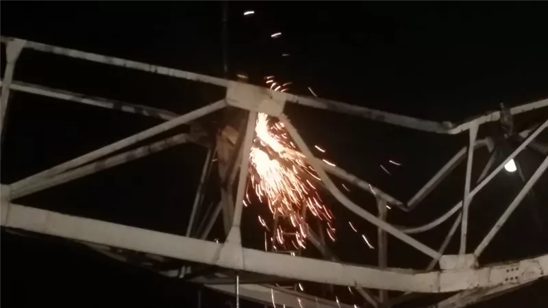 انهيار كوبرى حديدى بطريق برج العرب.. صور