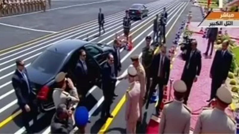 السيسى يقدم التحية لأهالى طلاب معهد ضباط الصف المعلمين.. فيديو