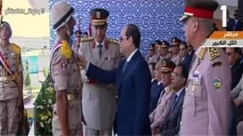 السيسى يمنح أوائل خريجى معهد ضباط الصف المعلمين نوط الواجب العسكرى