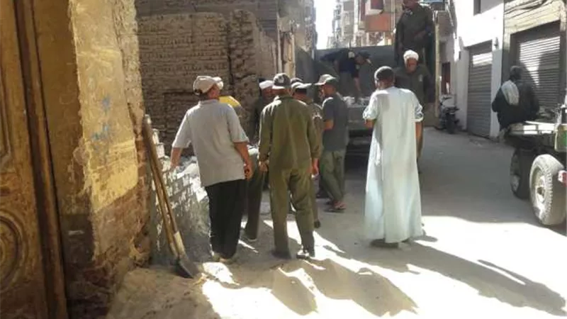 مصادرة ٥٠٠ قطعة طوب أبيض بعد إزالة سور بدون ترخيص بالأقصر