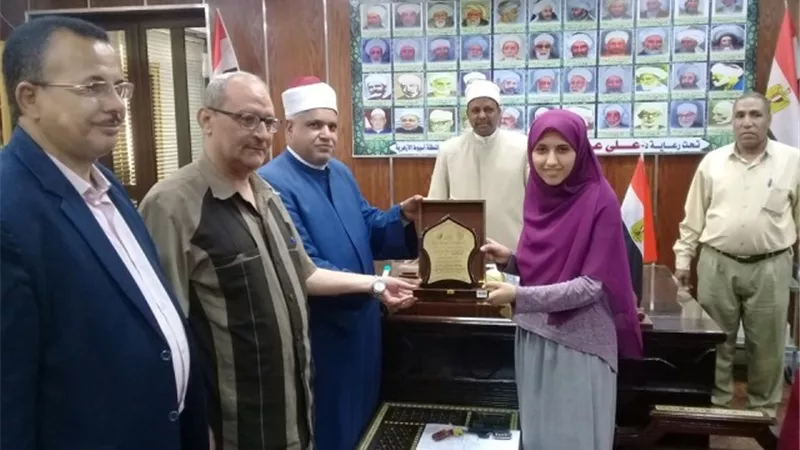 رئيس أزهر أسيوط يكرم 