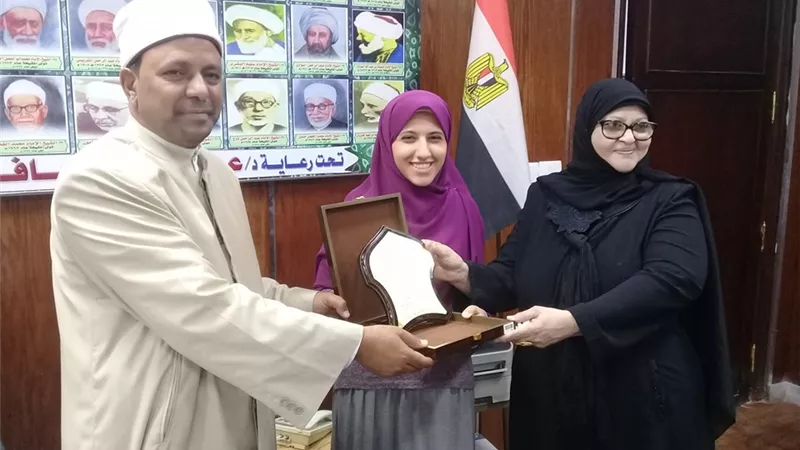 رئيس الادارة المركزية بالأزهر يكرم الحاصلة على المركز السابع في الثانوية