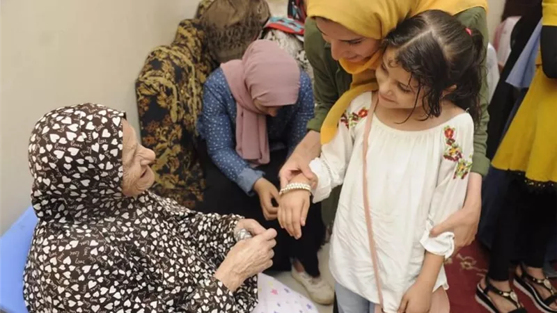 مدرسات مدرستى شهيدين بمشتول السوق يزرن نزيلات بسمة للايواء