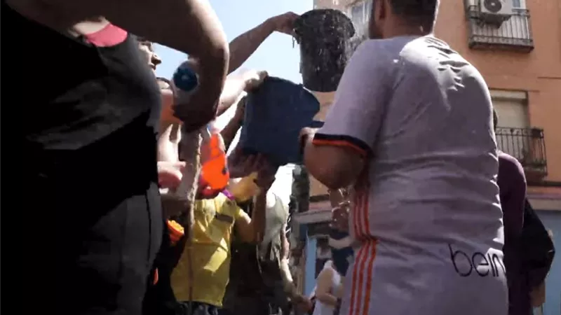 شاهد.. معركة المياه أغرب سبل مكافحة الحر في أسبانيا