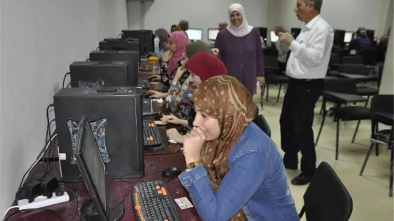 جامعة القناة تجرب الاختبارات الالكترونية في 3 كليات ..صور