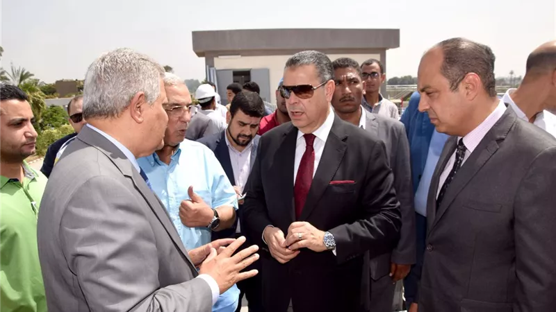 محافظ بني سويف يتفقد مشروع تطوير محطة صرف صحي قرية تزمنت