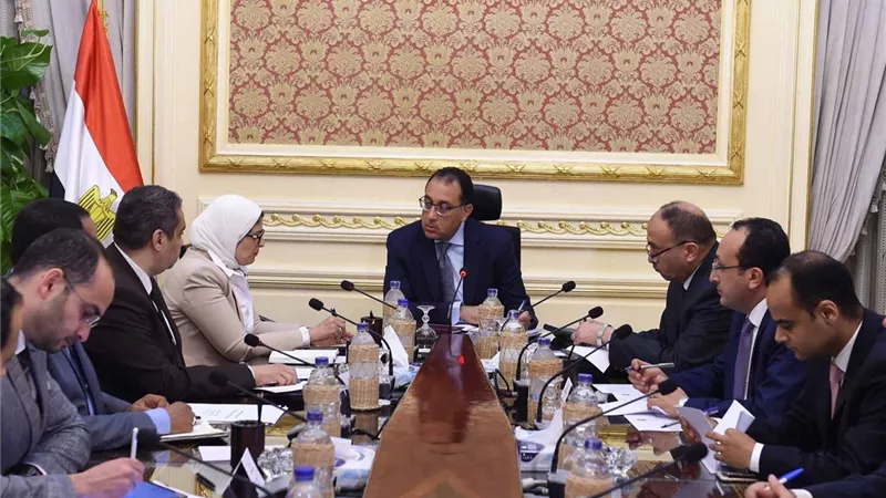 رئيس الوزراء يستعرض مع وزيرة الصحة زيارة الوفد المصري لمنظمة الصحة العالمية