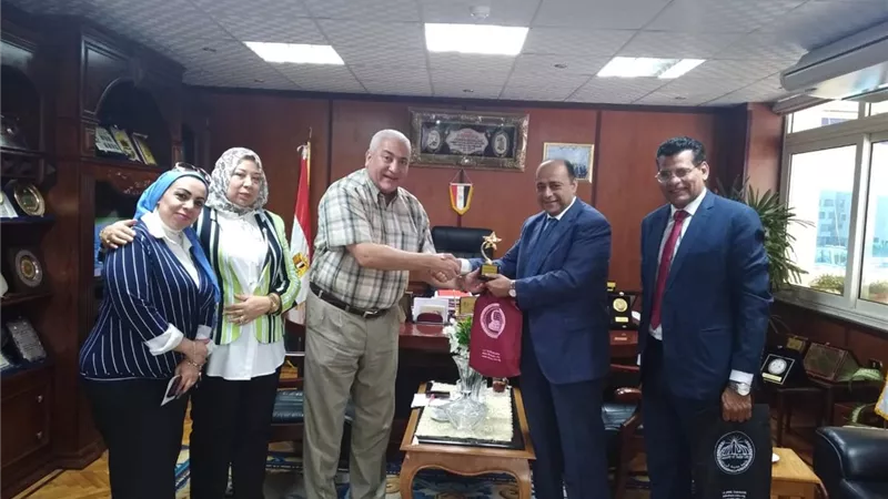 رئيس جامعة السادات يستقبل العضو المنتدب لشركة إيجوث لمناقشة رسالة ماجستير بالجامعة