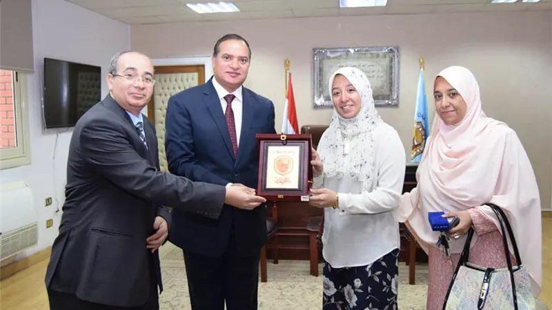 رئيس جامعة سوهاج يكرم أسرة 