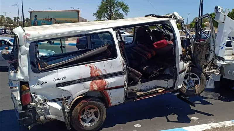 مصرع سيده واصابه 10 في حادث مروع بكورنيش السويس