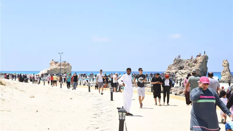 الغرابلى وسط المصطافين للاطمئنان على الخدمات المقدمة على الشواطئ