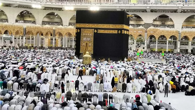 بالفيديو.. المسلمون يؤدون صلاة الخسوف بالمسجد الحرام