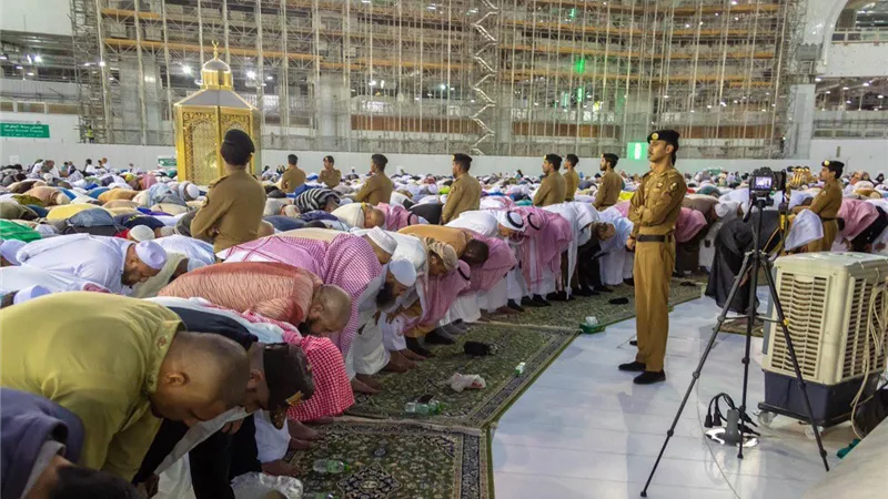 المصلون يؤدون صلاه الخسوف بالمسجد الحرام