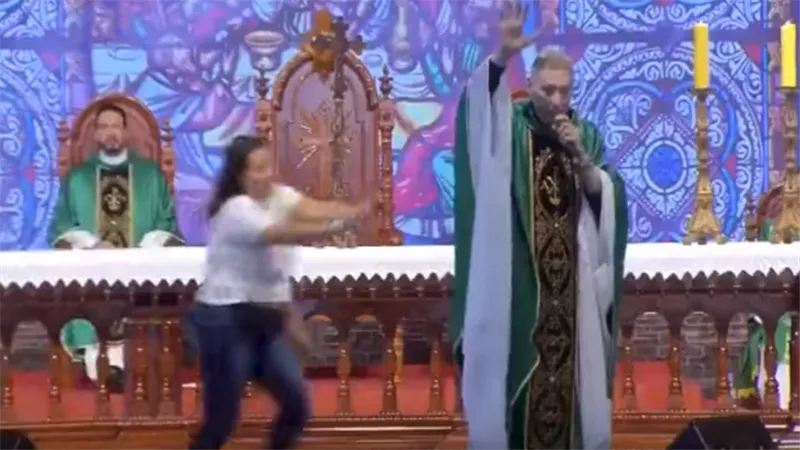 راهب يزعم أن السمينات لا يدخلن الجنة .. فتسقطه أرضا من المسرح