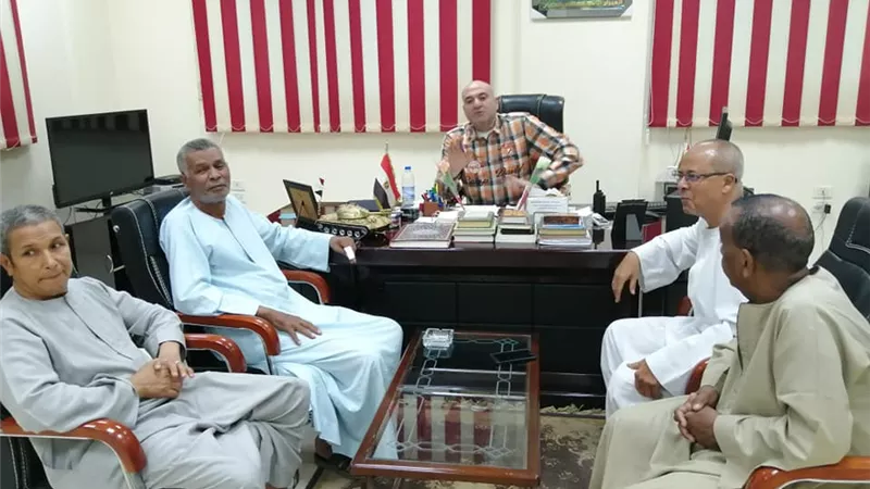 رئيس مركز الطود بالأقصر يلتقى وفد الأهالى لحل مشكلة التعريفة
