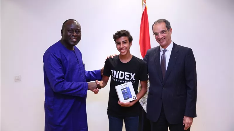 وزير الاتصالات يكرم الطلاب الأوائل خريجي مبادرة مبرمجي المستقبل.. صور