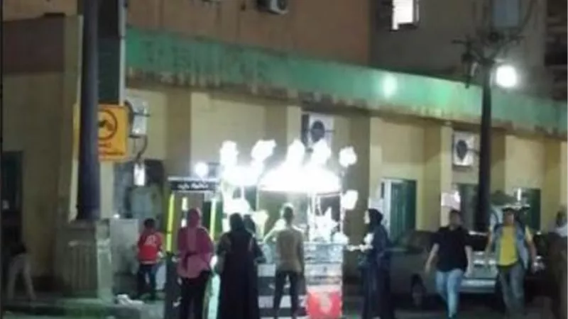 بائع غزل البنات يسرق تيار الكهرباء بشارع المحطة وسط مدينة الأقصر