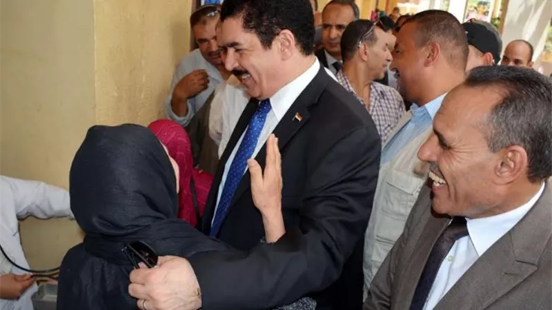 مرزوق يتفقد القافلة الطبية المجانية بكفر فرسيس ببنها