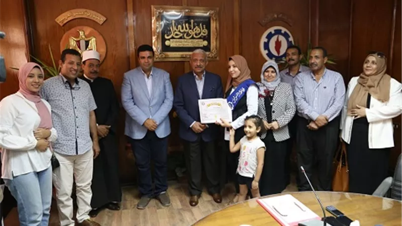 صقر يكرم أوائل الثانوية العامة والازهرية علي مستوي السويس
