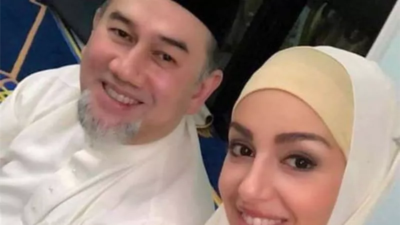 زواج ملك ماليزيا السابق محمد الخامس وملكة جمال موسكو السابقة ينتهي طلاقا بالثلاثة