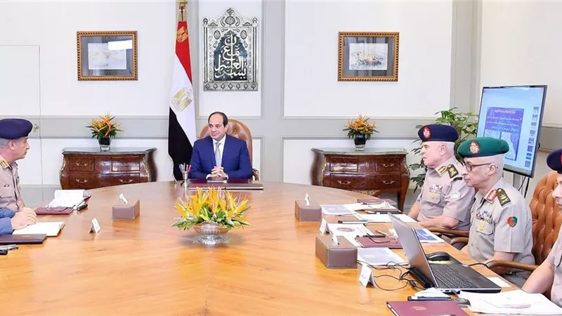 الرئيس يجتمع بوزير الدفاع ورئيس الأركان ومدير المخابرات الحربية