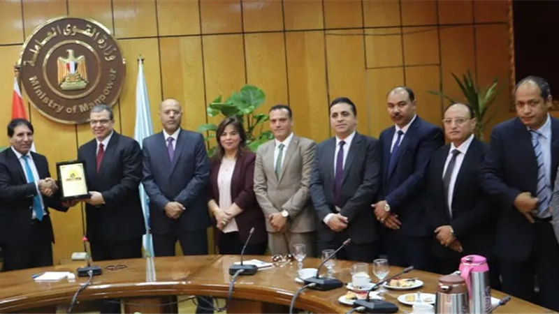 وزير القوي العاملة يلتقي بوفد من نقابة العاملين بالبترول بالاردن