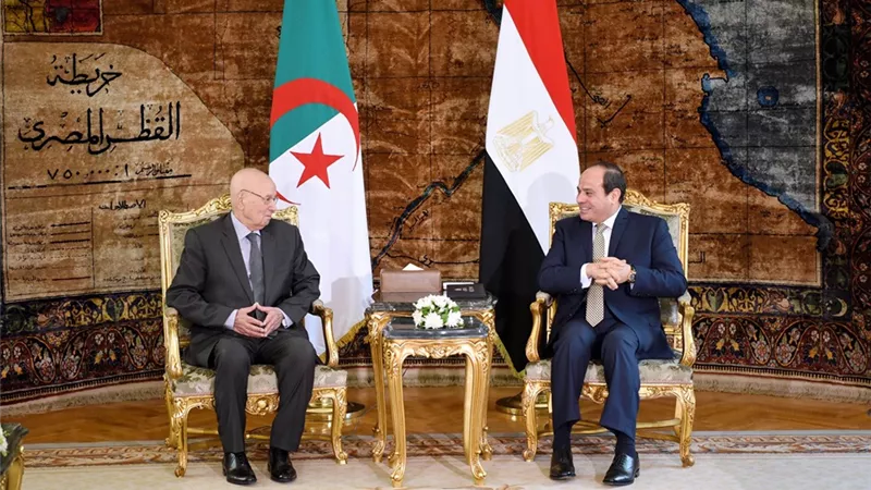الرئيس السيسي يستقبل نظيره الجزائري في أول زيارة خارجية له