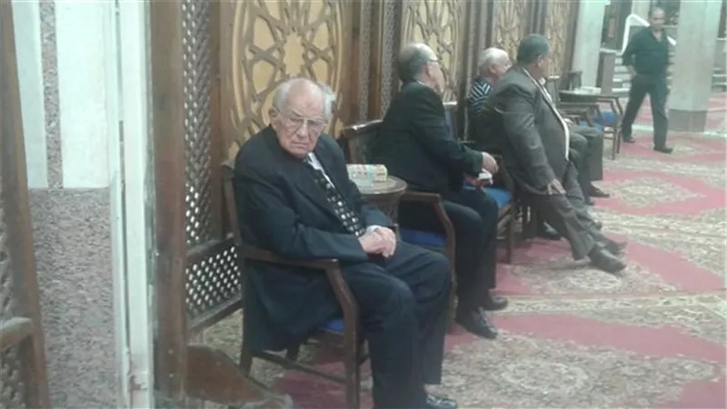 بدء عزاء زوجة الفنان رشوان توفيق بمسجد الحامدية الشاذلية