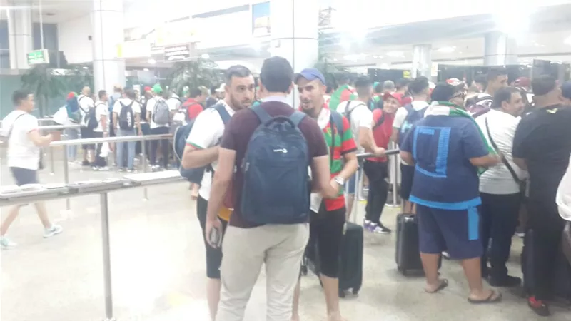 الآلاف من المشجعين يصلون مطار القاهرة من الجزائر.. صور وفيديو